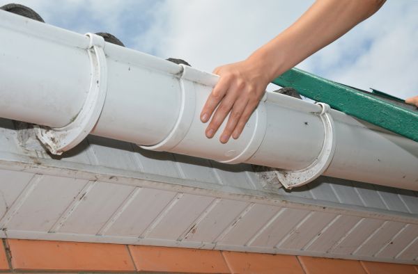 Gutter Reattachment in Taylor